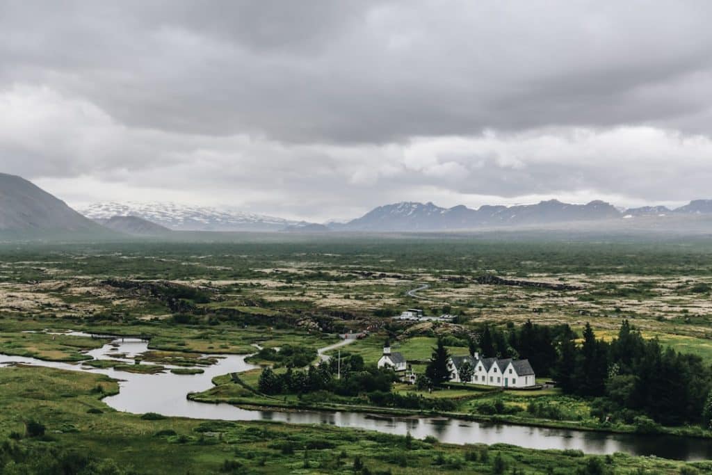 découvrez la beauté intemporelle des montagnes, des paysages à couper le souffle aux aventures en plein air. partez à la conquête des sommets et plongez dans la sérénité des altitudes.