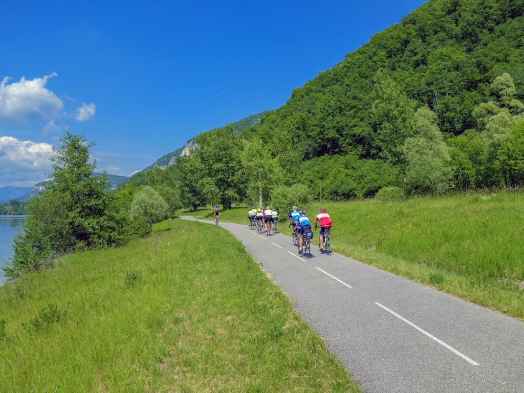 découvrez le tourisme à vélo : explorez des paysages magnifiques, vivez des aventures inoubliables et profitez de la liberté de pédaler à votre rythme à travers des destinations uniques.