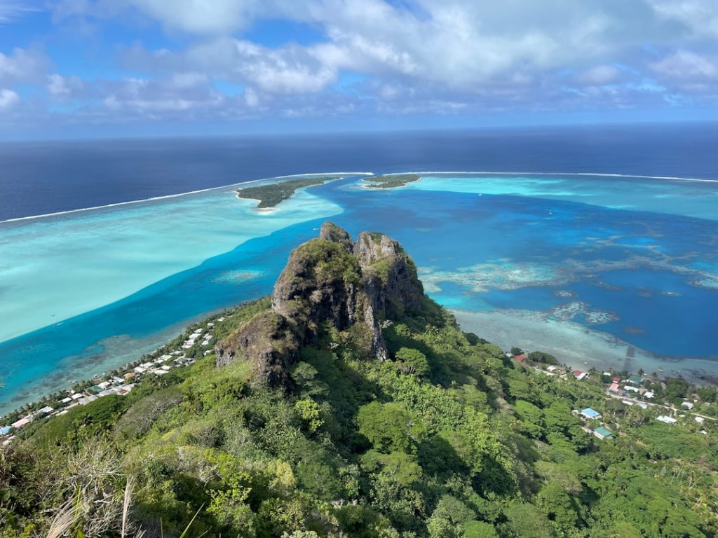 découvrez tahiti, la perle du pacifique, célèbre pour ses plages de sable blanc, ses lagons turquoise et sa culture riche. explorez les paysages à couper le souffle, la flore exotique et plongez au cœur des traditions locales pour une expérience inoubliable.