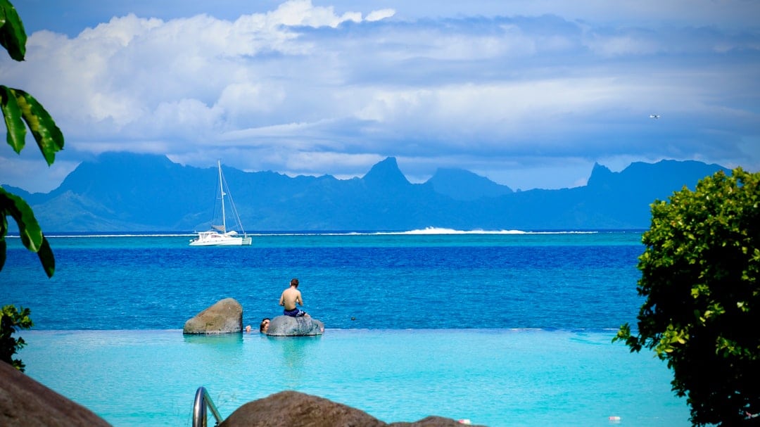 découvrez tahiti, l'île paradisiaque de la polynésie française, avec ses plages de sable blanc, ses eaux turquoise et sa culture vibrante. partez à l'aventure à travers des paysages volcaniques, explorez des lagons enchanteurs et immergez-vous dans une tradition riche. tahiti vous attend pour une expérience inoubliable au cœur de l'océan pacifique.