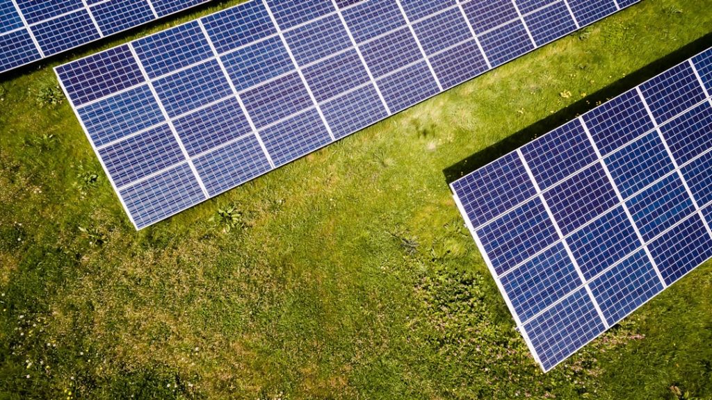 découvrez les avantages des panneaux solaires : une solution éco-responsable pour produire votre propre énergie, réduire vos factures et contribuer à la protection de l'environnement.