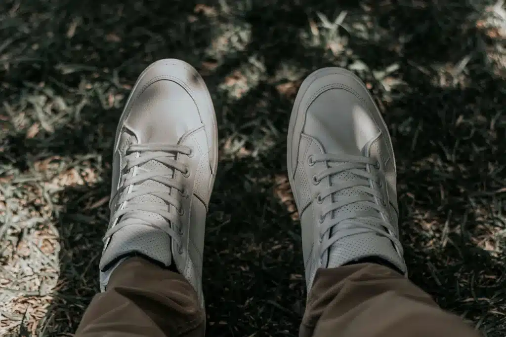 découvrez les meilleures méthodes pour sécher vos chaussures rapidement et efficacement. que ce soit après une pluie, des activités sportives ou un lavage, apprenez des astuces simples pour garder vos pieds au sec et vos chaussures en bon état.