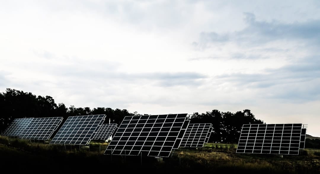 découvrez tout sur les panneaux solaires : leurs avantages, leur fonctionnement et comment ils peuvent vous aider à réduire votre facture d'électricité tout en contribuant à la transition énergétique.